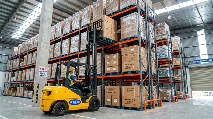 Kệ pallet Thanh Hóa trong kho công nghiệp sử dụng xe nâng