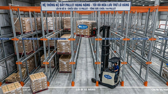 Xe nâng vận hành trong hệ thống kệ drive in Xe nâng di chuyển vào lòng kệ drive in để xếp pallet